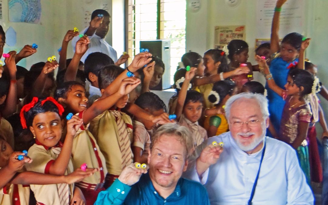 kinder einer indischen Schulen lernen Puppenspiel