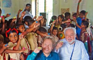 kinder einer indischen Schulen lernen Puppenspiel